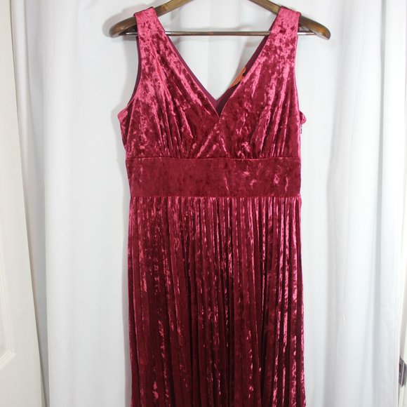 Splendor Spree Velvet Pleated Dress - Picture 2 of 8